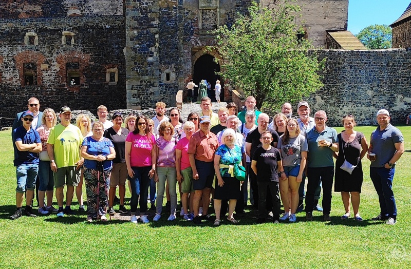 Die Reisegruppe des Hotsvereins 1892 Freyung um die Vorstandsmitglieder Sylvia Buluğ, Barbara Daferner, Christoph Endl, Thomas Friedsam, Martin Höppler und Christoph Weishäupl sowie Reiseleiterin Jaroslava Pongratz im Innenhof vor dem Hauptturm der Burg Švihov.