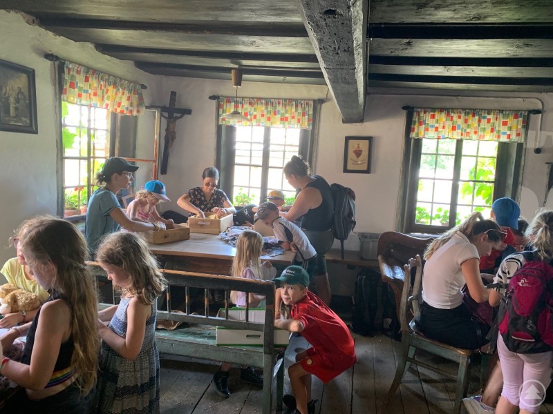 Eifriges Befüllen von Eulen und Bären mit Kirschkernen für daheim