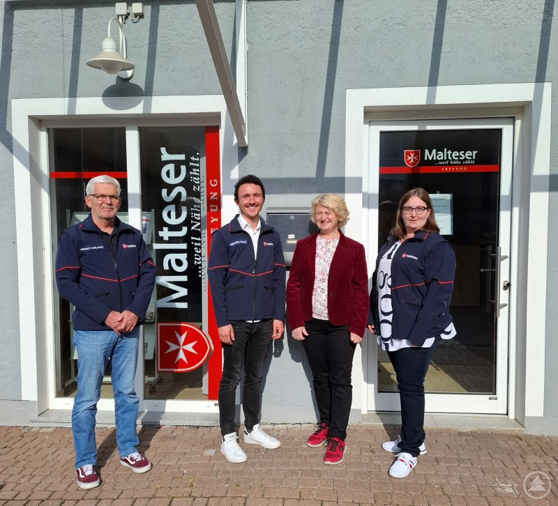 v.l.n.r.: Harald Schlapps (Malteser-Vertriebsmitarbeiter); Christoph Fuchs (Dienststellenleiter); Rita Hagl-Kehl (MdB); Verena Gostic (Ehrenamtliche Mitarbeiterin)