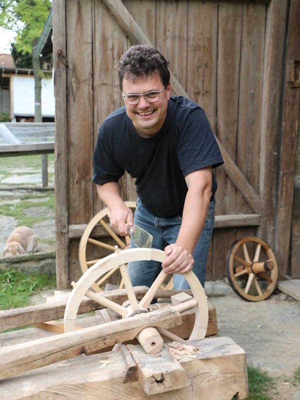 Michael Pilsl beim Wagnerhandwerk