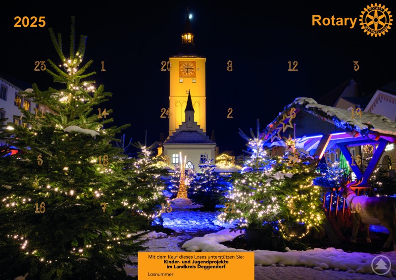 Ein festlich beleuchteter Weihnachtsmarkt mit geschmückten Tannenbäumen und dem Deggendorfer Stadtturm im Hintergrund, gestaltet als Adventskalender mit nummerierten Türchen und Rotary-Logo.