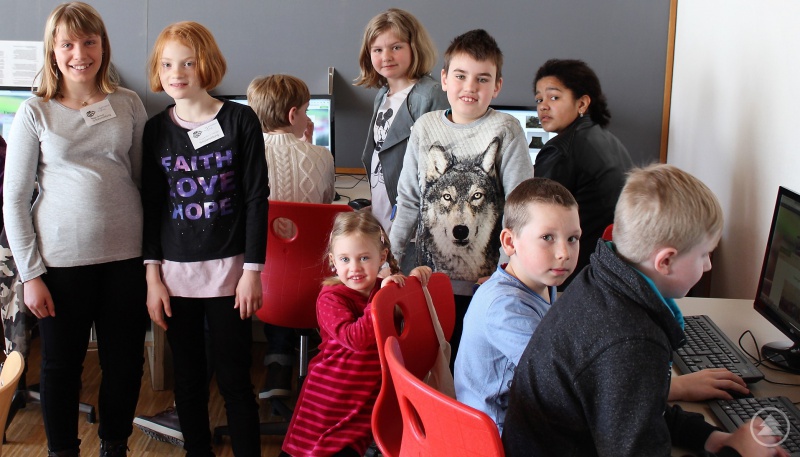 Schülerzeitungsredakteure und Besucher im Internet-Café