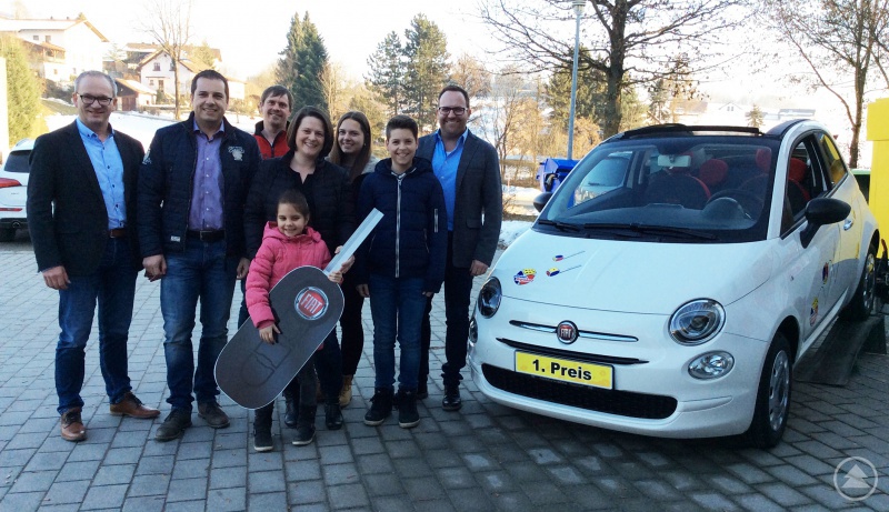 Helmut Knon aus Hauzenberg (2.v.l.) ist der aktuelle Gewinner eines Fiat 500 Cabrio. Zusammen mit seiner Frau Ramona und den Kindern Julia, Simone und Markus holte der den Traumpreis bei der Getränke Degenhart-Filiale in Hauzenberg ab. Inhaber Markus Degenhart (re.), Filialleiter Rudi Nigl (hinten Mitte) und Degenhart-Verkaufsleiter Thomas Lorenz (li.) freuten sich mit den Gewinnern. Die nächste Verlosung findet am 18. März statt.