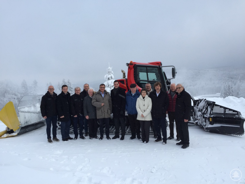 Die politischen Vertreter und die Zweckverbandsführung mit den Geehrten anlässlich der 30-Jahr-Feier des Zweckverbandes Wintersportzentrum Mitterfirmiansreut-Philippsreut vor dem neuen Pistenbully 400: (von links) Bernhard Hain, MdL Max Gibis, Alfred Schraml, Winfried Ilg, Helmut Behringer, MdL Alexander Muthmann, Landrat Sebastian Gruber, Heinrich Dillinger, Renate Stiller, Manfred Kellhammer, Bgm. Helmut Knaus, Fritz Wimmer, Altlandrat Alfons Urban
