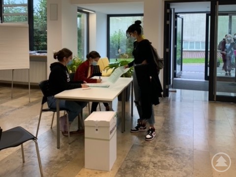 Schüler der 10. – 12. Jahrgangsstufe beim Wählen