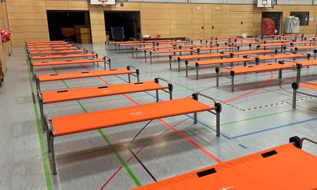 Turnhalle des Burkhart-Gymnasiums als Erstunterkunft für Ukraine-Flüchtlinge eingerichtet