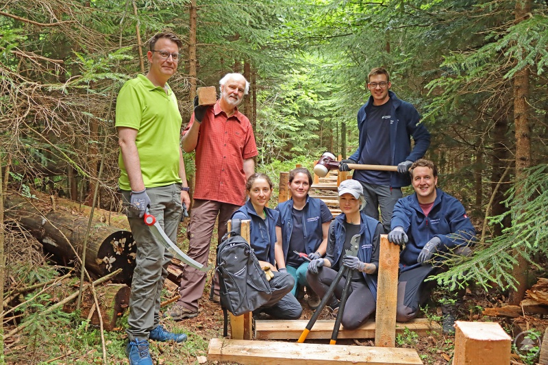 Jens Krollman von der Commerzbank (von links), Nationalpark-Umweltbildungsreferent Lukas Laux sowie ein Großteil der diesjährigen Commerzbank-Umweltpraktikanten von Nationalpark und Naturpark Bayerischer Wald packten gemeinsam an.