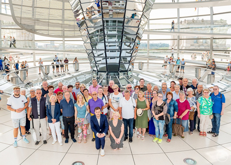 Gemeinsames Bild der Besuchergruppe in der Kuppel des Reichstagsgebäudes mit Johannes Schätzl, MdB und Rita Hagl-Kehl, MdB (im Vordergrund kniend).