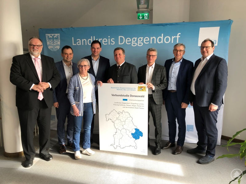 von links: Oberbürgermeister Jürgen Dupper, Landrat Raimund Kneidinger (Passau), Landrätin Rita Röhrl (Regen), Landrat Sebastian Gruber (Freyung-Grafenau), Verkehrsminister Christian Bernreiter, Landrat Bernd Sibler (Deggendorf), Landrat Werner Bumeder (Dingolfing-Landau), Landrat Michael Fahmüller (Rottal-Inn)
