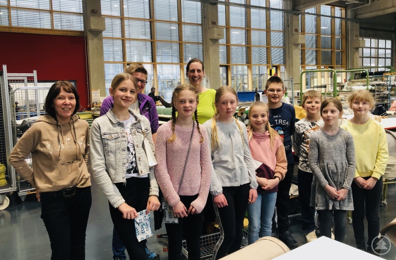 Nähworkshop „upcycling“ in den wolfsteiner werkstätten am 12.04.2023 mit Cornelia Kandlbinder (1.v.l.), Mirjam Hellauer (3.v.l.), Petra Kobzik (5.v.l.) und kleinen Teilnehmern.