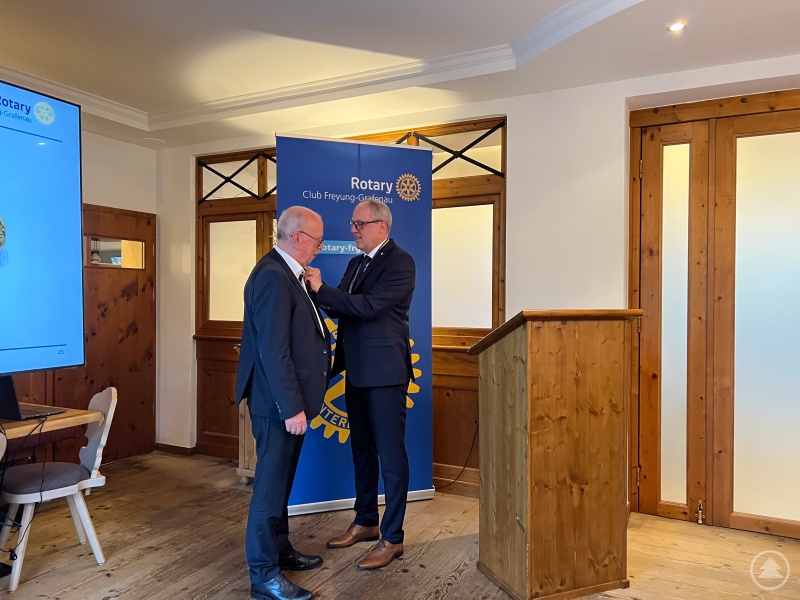 Der bisherige Schatzmeister Alois Atzinger erhielt für seine Verdienste im Rotary Club Freyung-Grafenau ebenfalls einen PHF.