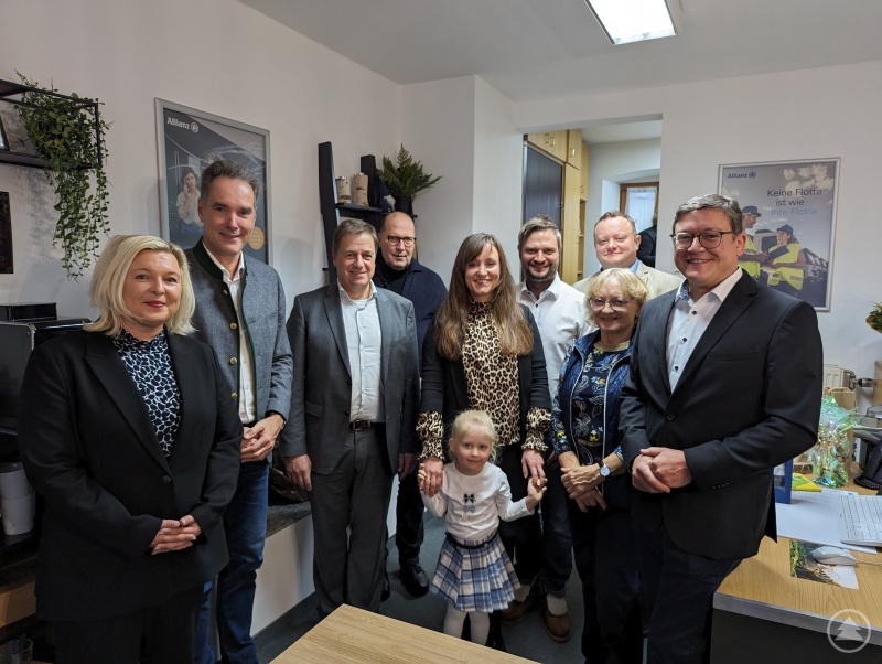 v.li nach re. Vertreterbereichsleiterin der Allianz Sigrid Mayerhofer, IHK Hauptgeschäftsführer von Niederbayern Schreiner Alexander, 1. BGM v. Grafenau Alexander Mayer, Pfarrer Christopher Fuchs, Agenturinhaberin Heidi Behringer, Ehemann Hannes Behringer, Rotary Vorstand u. Stadtrat Stefan Behringer, Inge Behringer, Filialdirektor der GS Passau Martin Boese, vorne Johanna Behringer (Tochter)