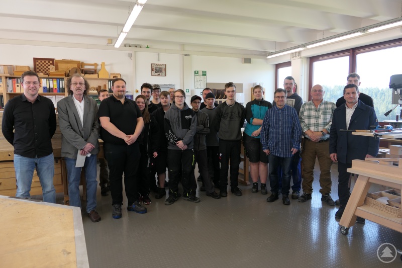 Peter Weindl, Vorsitzender der Geschäftsführung (1. v. r.) und Alexander Lehner, Personalratsvorsitzender der Agentur für Arbeit Deggendorf (3. v. r.) dankten den Auszubildenden und Verantwortlichen im BBZ Kolping für die Gestaltung und Herstellung der Wettkampfpreise