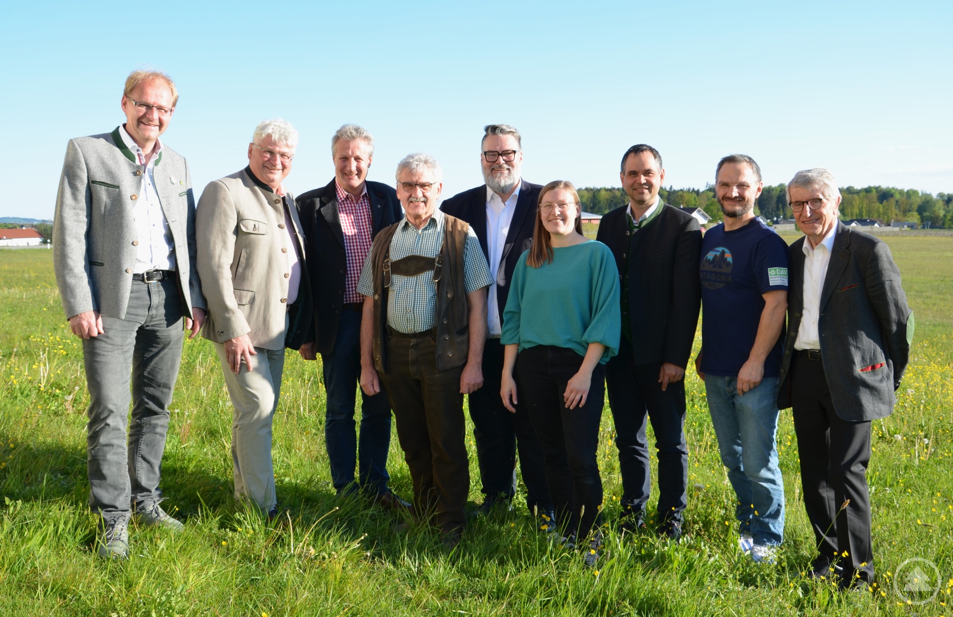 1) (v. r.) DAV-Ehrenvorsitzender Prof. Dr. Walter Schweitzer, Vorstand Werner Kavcic, Landrat Raimund Kneidinger, Geschäftsleiterin Nina Bauer, Passaus Bürgermeister Andreas Rother, Ehrenmitglied Bernhard Pappenberger, Markus Mayrhofer (ÖAV-Sektion Leogang), Erster Vorsitzender Lothar Schramm und Johann Madreiter (ÖAV-Sektion Leogang).