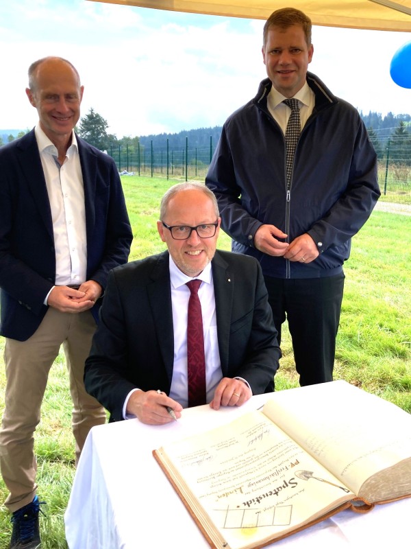 Das denkwürdige Ereignis wird mit einem Eintrag ins Goldene Buch der Stadt Freyung festgehalten: v.li. Dr. Egon Leo Westphal (Vorstandsvorsitzender Bayerwerk AG), Dietmar Attenbrunner, (Vorstandsvorsitzender Sparkasse Freyung-Grafenau), Dr. Olaf Heinrich (Bürgermeister der Stadt Freyung). 01_IMG_9053.JPG