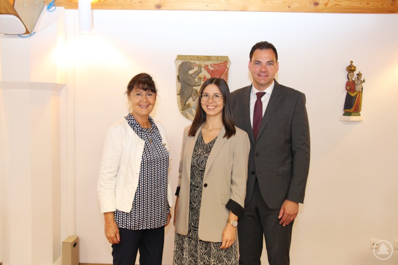 Landrat Sebastian Gruber (r.) gemeinsam mit der neuen Geschäftsführerin desJobcenters Freyung-Grafenau, Frau Natalie Bauer (m.), und der Vorsitzenden der Geschäftsführung der Agentur für Arbeit Passau, Frau Eva-Maria Kelch (l.).