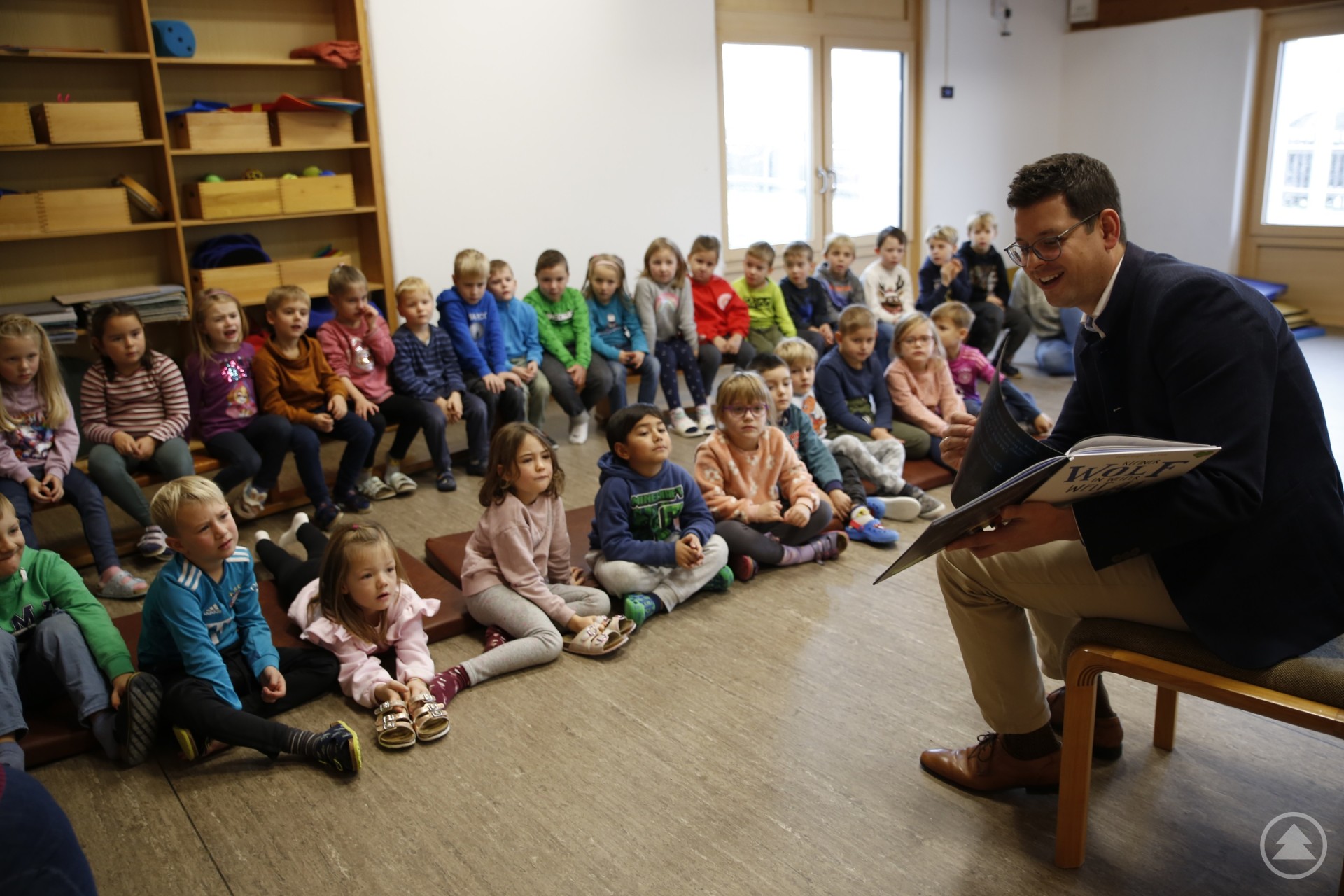Bürgermeister Martin Pichler schenkte den Vorschulkindern von St. Elisabeth einen Phantasiemoment, der aber für das reale Leben Stärken wie Empathie und Verständnis für Inhalte kindgerecht verpackt mit beinhaltete.