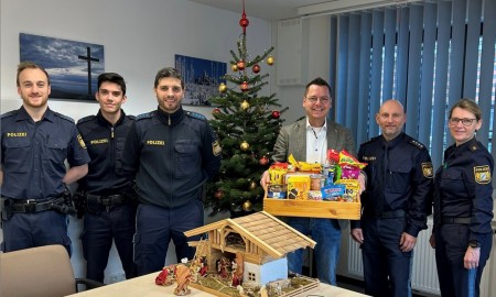 Weihnachtlicher Besuch bei der Polizeistation Waldkirchen