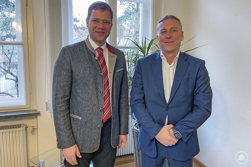 Bezirkstagspräsident Dr. Olaf Heinrich (links) empfing Prof. Dr. Joachim Nitschke in der Hauptverwaltung des Bezirks Niederbayern in Landshut. Bezirkstagspräsident Dr. Olaf Heinrich (links) empfing Prof. Dr. Joachim Nitschke in der Hauptverwaltung des Bezirks Niederbayern in Landshut.