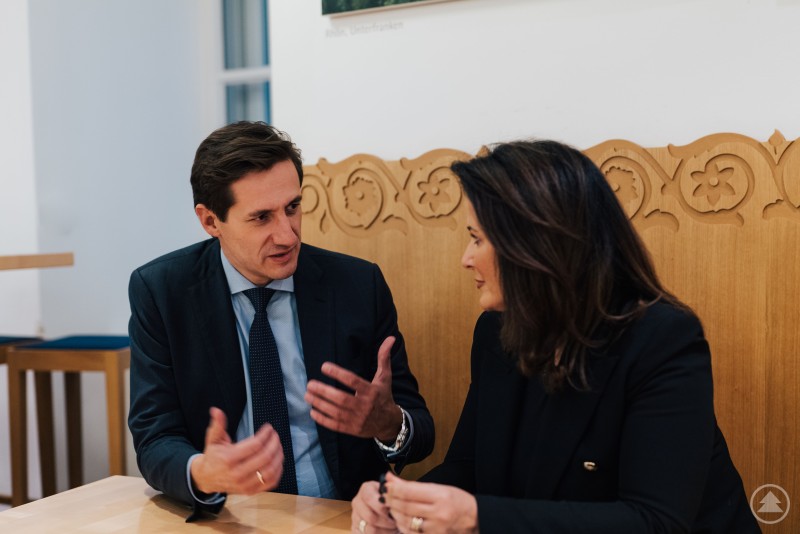 MdL Dr. Stefan Ebner hat mit Landwirtschaftsministerin Michaela Kaniber den Umsetzungsgrad für die Erstellung des Walderlebniszentrums in Bodenmais erörtert.