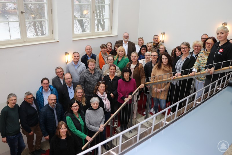 Oberbürgermeister Jürgen Dupper gemeinsam mit den Teilnehmern der Auftaktveranstaltung „Runder Tisch Pflege“. 25-03-17 Auftaktveranstaltung - Runder Tisch Pflege- bringt Akteure zusammen.JPG