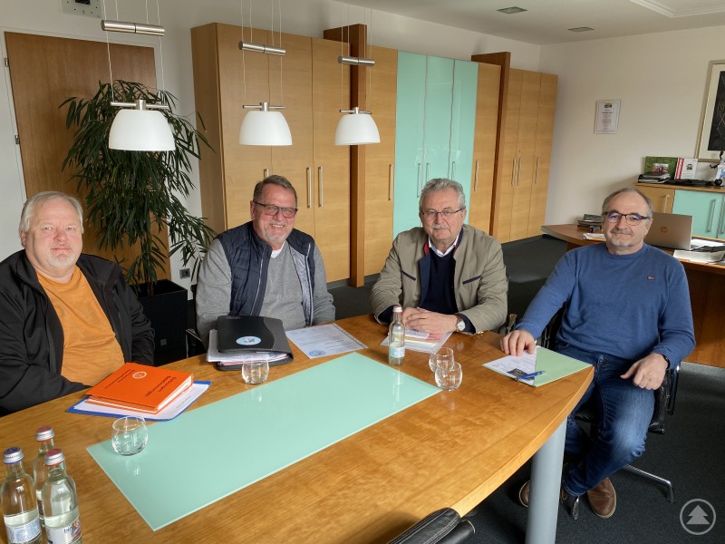 Martin Sansoni (Leiter Veterinäramt), Landrat Josef Laumer, Rupert Steubl und Markus Dengler (von rechts) nach dem Gespräch im Büro des Landrats. Treffen Geflügelzüchter.jpeg