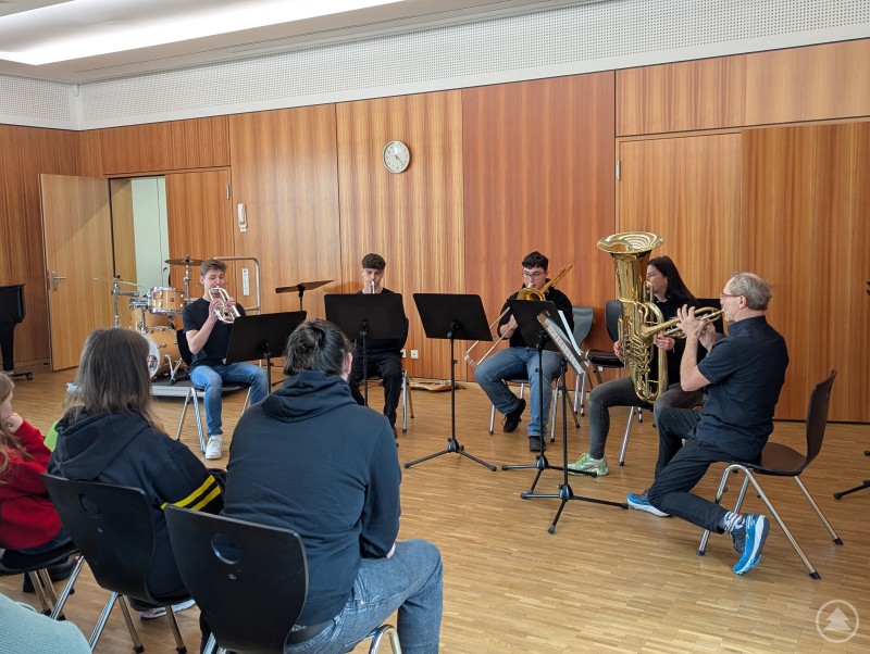 Das Blechbläserquintett unter der Leitung von Lehrer Harald Huber in Aktion: zwei Trompeten, Waldhorn, Posaune und Tuba