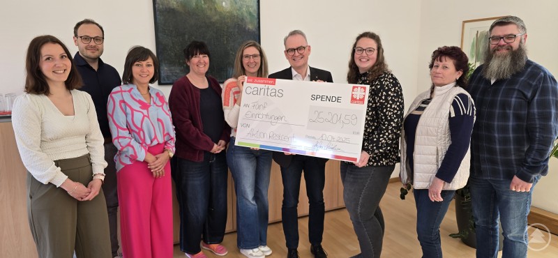 Im Gesamt 25.201,59 Euro. Über die Restcent-Schecks für die Ausbildung freuten sich v.li.: Melanie Jocham, Personalabteilung, Fachbereichsleiter Personalabrechnung Patrick Lang, Nicole Siglmüller, St. Gisela Senioren und Pflegeeinrichtung Waldkirchen, Stefanie Schrödinger und Katrin Pauli, DiCV-Kita Zwiesel am Kirchplatz, Caritasvorstand Stefan Seiderer, Julia Kinateder, Caritas-Kita St. Maria Raßreuth, Hauzenberg, Martina Christlmaier, Kita Johanniskirchen und Kai Höfl, stv. Vorsitzender der Gesamt-Mitarbeitervertretung Im Gesamt 25.201,59 Euro. Über die Restcent-Schecks für die Ausbildung freuten sich v.li.: Melanie Jocham, Personalabteilung, Fachbereichsleiter Personalabrechnung Patrick Lang, Nicole Siglmüller, St. Gisela Senioren und Pflegeeinrichtung Waldkirchen, Stefanie Schrödinger und Katrin Pauli, DiCV-Kita Zwiesel am Kirchplatz, Caritasvorstand Stefan Seiderer, Julia Kinateder, Caritas-Kita St. Maria Raßreuth, Hauzenberg, Martina Christlmaier, Kita Johanniskirchen und Kai Höfl, stv. Vorsitzender der Gesamt-Mitarbeitervertretung