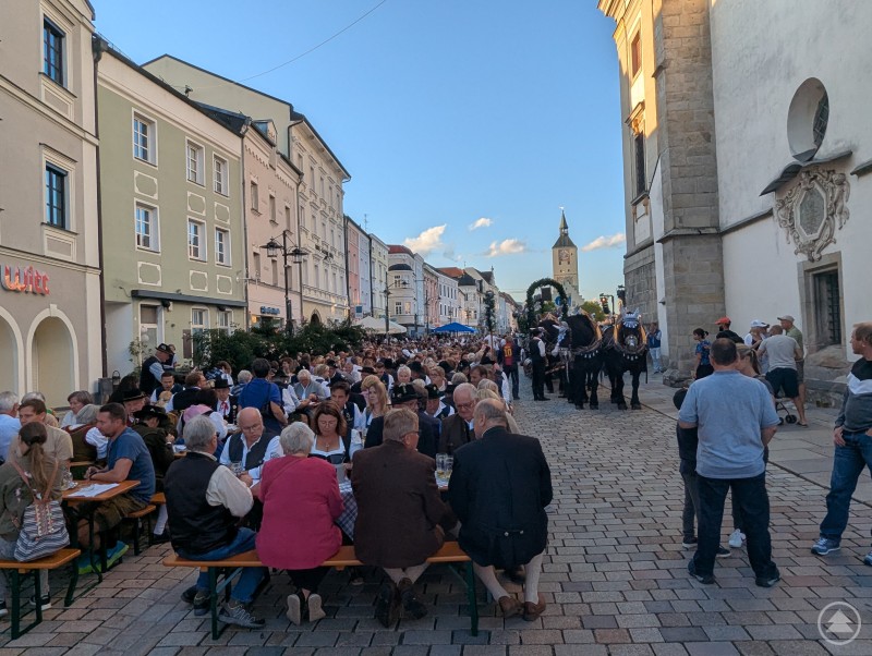 Gäste und Pferdekutsche mit Bierfässern am Deggendorfer Luitpoldplatz