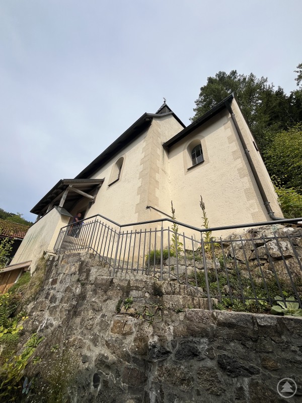 Die Erasmuskapelle im Ortsteil Buchberg war eine der beiden Denkmal-Kleinode auf der jüngsten Wanderung des Waldvereins Grafenau. Außenansicht der hellen Erasmuskapelle in Buchberg, die auf einem Granitfelsen erbaut ist.