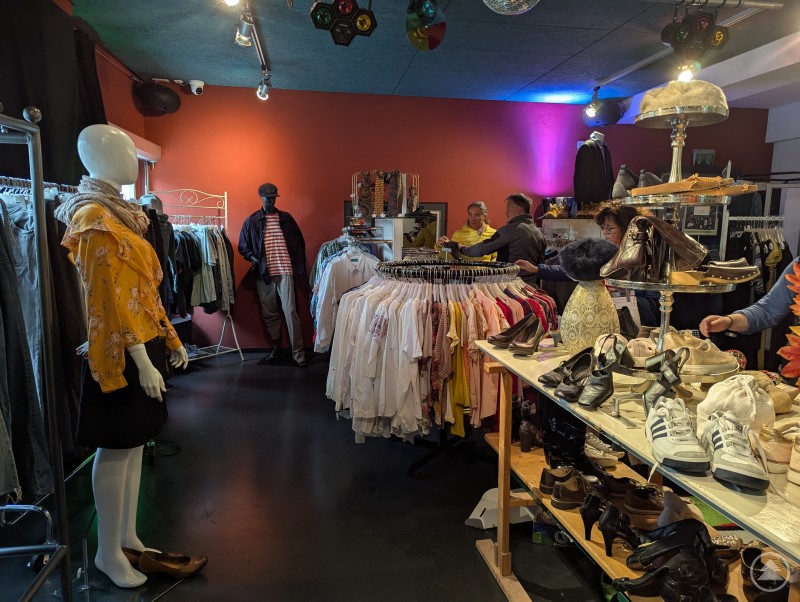 Die Auswahl an gebrauchter Mode beim Kleidertausch kann sich sehen lassen. Gäste stöbern durch die gebrauchte Kleidung