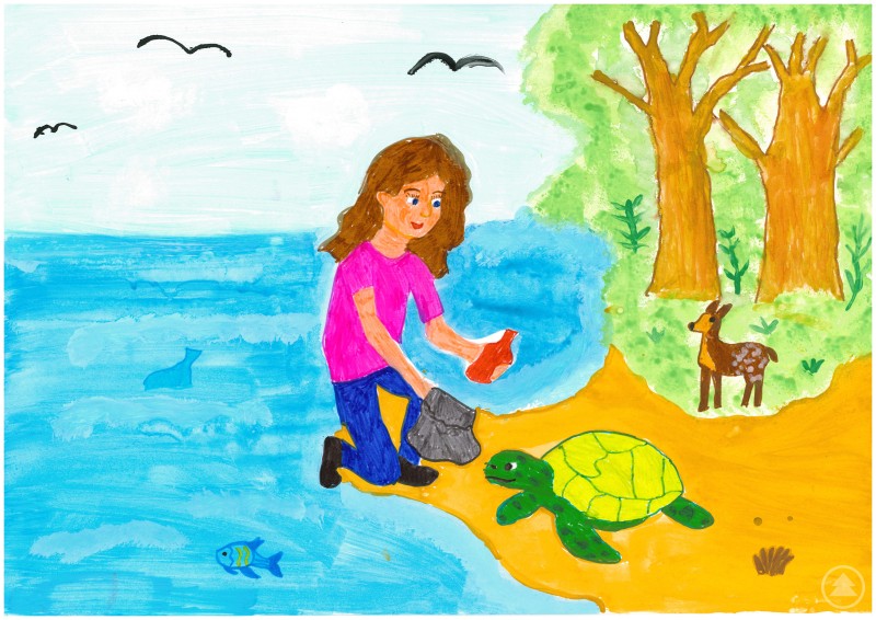 Ein farbenfrohes Bild mit Mädchen am Strand, das Müll sammelt. Am Ufer sitzen eine grüne Schildkröte und ein Reh, im Hintergrund Wald und blaue See mit Fischen und Vögeln.