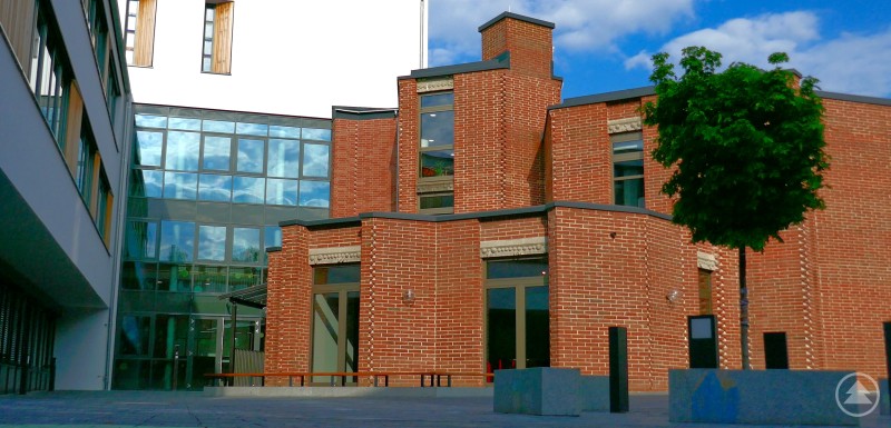 Das Caritas-Berufsbildungszentrum mit Internat lädt am Samstag, den 14.02., zum Tag der offenen Tür ein. Außenansicht eines modernen Gebäudekomplexes aus rotem Backstein mit Glasfront, dem Caritas-Berufsbildungszentrum in Zwiesel.