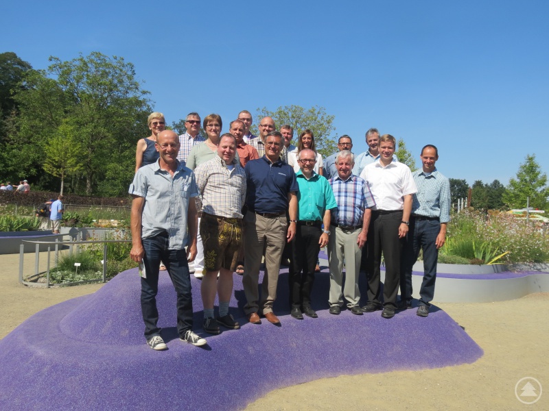 Der 1. Bürgermeister der Stadt Freyung Dr. Olaf Heinrich (1. Reihe 2. v.r.) mit Vertretern des Freyunger Stadtrates und der Freyunger Stadtverwaltung sowie Josef Simeth, Grundstückseigentümer am Geyersberg (1. Reihe 3. v.l.)