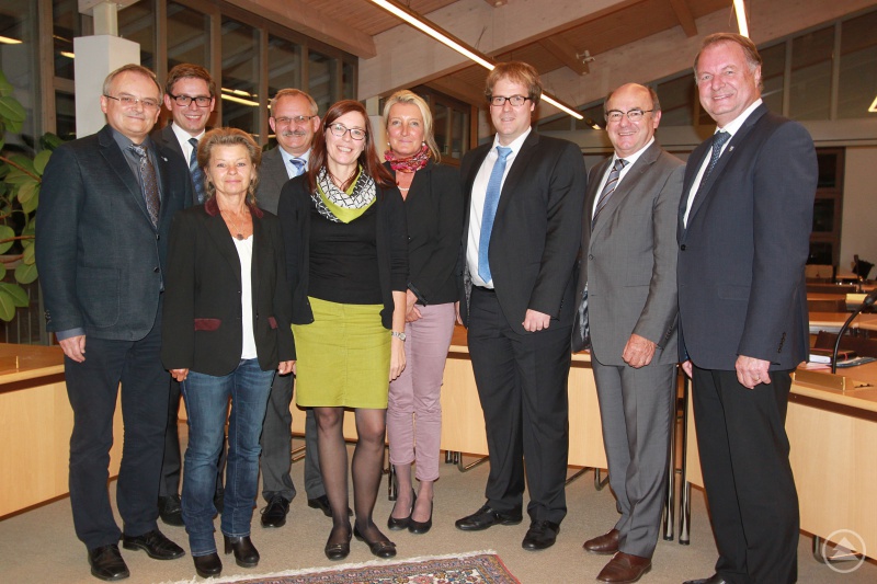 Mit einer neuen Vorstandschaft will der Arbeitskreis Schule-Wirtschaft im Landkreis neu durchstarten. Schulrat Walter Kloiber (l.), Manfred Theunert, Senior-Consultant im Arbeitskreis Schule-Wirtschaft in Bayern (4.v.l.), Franz Prebeck, ehemaliger Präsident der Handwerkskammer Niederbayern/Oberpfalz (2.v.r.) und stellvertretender Landrat Willi Killinger (r.) freuten sich über die neue Führung mit Matthias Kraus, Hermine Englmeier, Ulrike Ebner, Irene Luber und Stephan Lang.