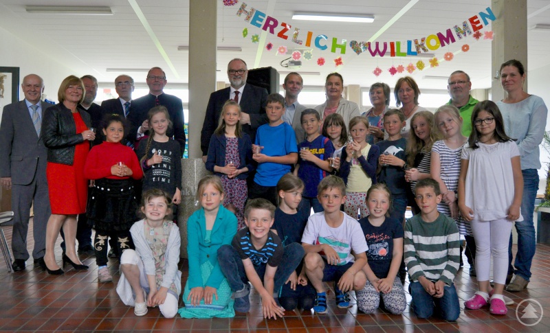 Oberbürgermeister Dupper probiert gemeinsam mit Stadtwerke-Geschäftsführer Gottfried Weindler, SchADin Elfriede Dollinger, Pfarrer Johannes Trum, Pfarrer Dieter Martin, Konrektorin Silke Salzberger und Schülerinnen und Schülern der Grundschule Haidenhof das Wasser aus dem neuen Trinkbrunnen