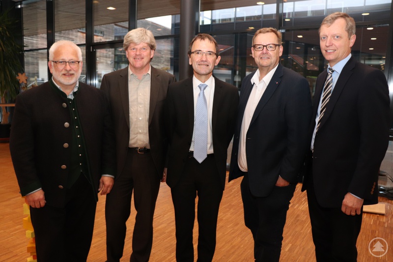 Der neue „Strategieausschuss“ des Caritasrates v.li.: Manfred Brandl, Johannes Erbertseder, Caritasdirektor Michael Endres, Josef Bauer und Josef Wetzl; nicht im Bild Markus Biber.