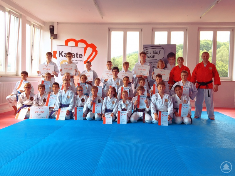 Die Kinder und Jugendlichen nach der Prüfung mit Ramona Gruber und Paul Gruber (jeweils in den roten Jacken)