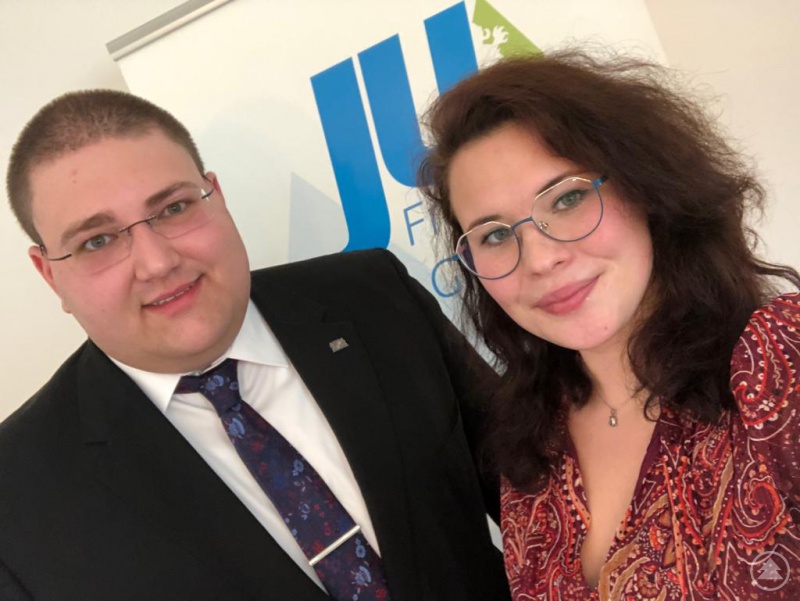 JU-Kreisvorsitzender Christoph Weishäupl (links) und Elena Kellner (rechts) führten als Moderatoren durch die erste virtuelle Kreismitgliederversammlung der Jungen Union Freyung-Grafenau.