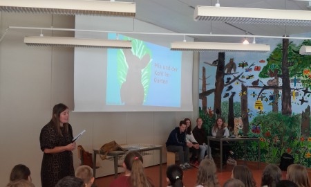 LLG-Lesemobil begeistert Kinder an der Grundschule Spiegelau