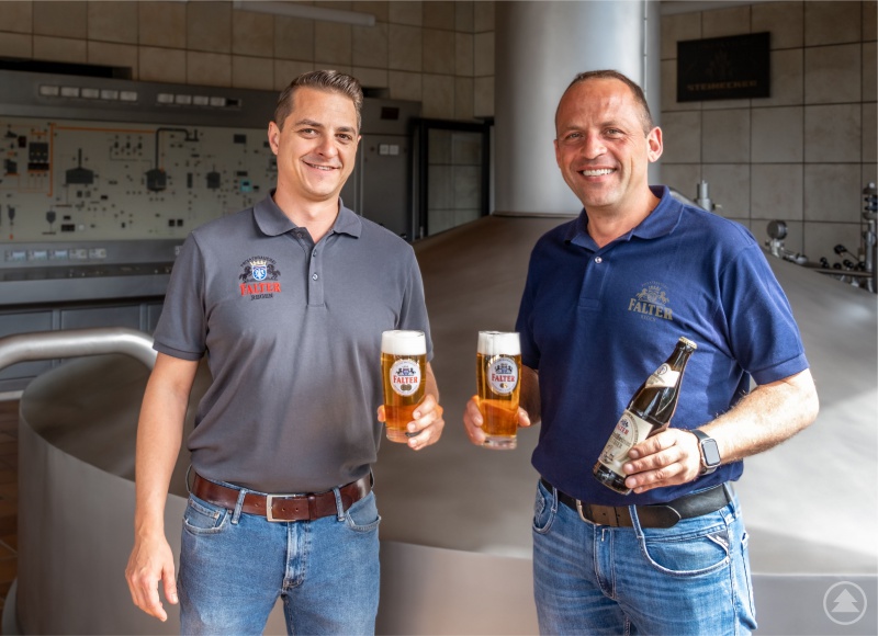V.r.: Geschäftstsführer und Inhaber der Privatbrauerei J. B. Falter Regen KG, Josef Falter, mit Braumeister Martin Stadlöder und dem Siegerbier „Falter Pichelsteiner Festbier“ in Händen. Beide freuen sich über die außerordentliche Auszeichnung.