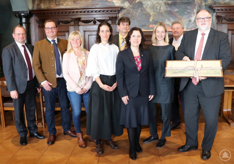 Kulturhauptstadt Budweis 2028 – das ist nun das gemeinsame Ziel von Oberbürgermeister Jürgen Dupper (von rechts), Kulturamtsleiter Horst Matschiner, Karolina Rachačová vom Projektteam, Oberbürgermeisterin Dr. Ing. Dagmar Škodová Parmová mit ihrem Ehemann Mgr. Roman Škoda, Anna Hořejší vom Projektteam, Hana Jungwirth und Roland Pregler von der Bayerisch-Böhmischen Gesellschaft – Freundeskreis Passau-České Budějovice sowie Kulturreferent Dr. Bernhard Forster.