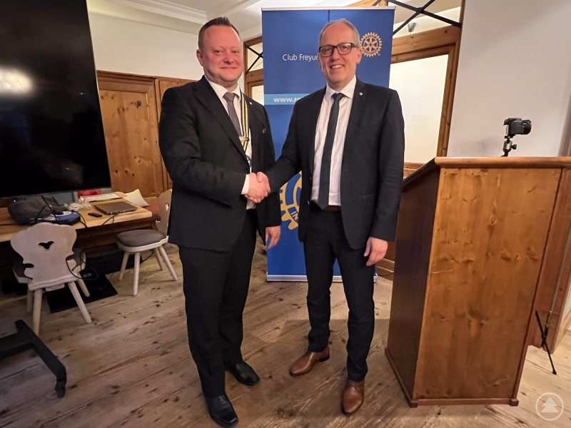 Dietmar Attenbrunner, jetzt Past Präsident, gratuliert dem neuen Präsidenten 2023/2024 Stefan Behringer zur Übergabe.