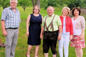 Honig, Obst und Kräuter inmitten einer Wellness-Oase