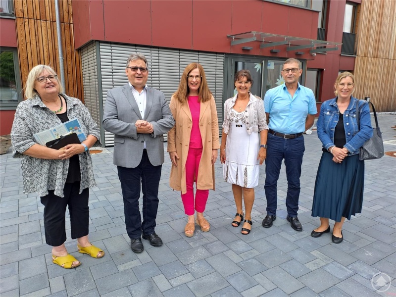 Bild vom Besuch der Arbeitsagentur im Caritas Berufsbildungszentrum für soziale Berufe: Die Schulleiterin Andrea Feitz, Caritasvorstand Diakon Konrad Niederländer, Michaela Meindl, Caritas Abteilungsleiterin Bildung, die Vorsitzende der Geschäftsführung der Agentur für Arbeit Passau, Eva-Maria Kelch mit dem Geschäftsführer operativ, Hermann Käser und Bereichsleiterin Katrin Wimmer-Unfried.