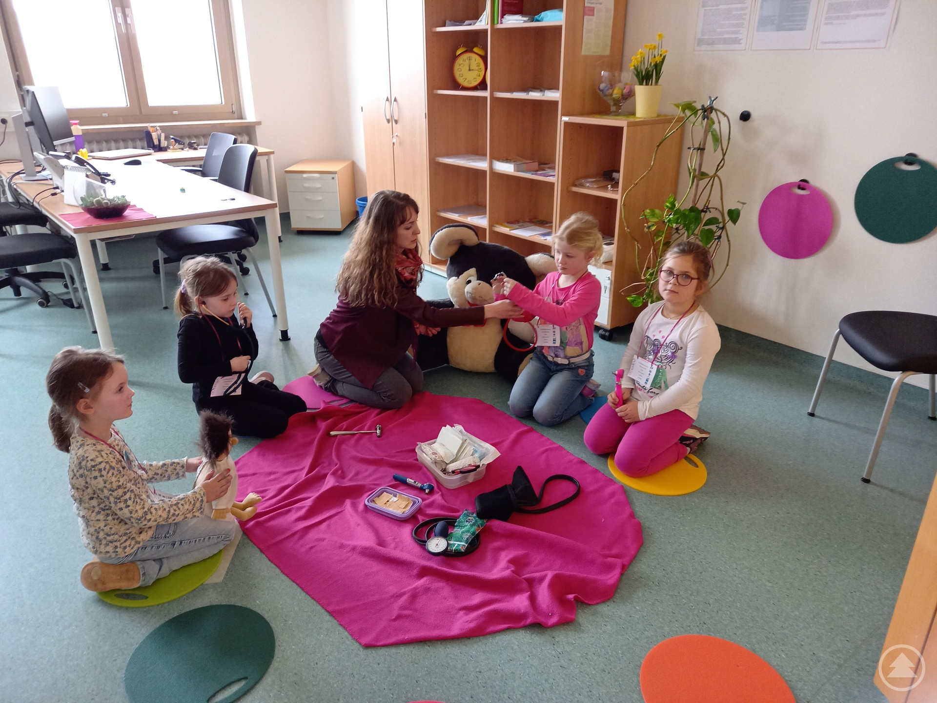 in der Teddy-Sprechstunde durften die Kinder ihre Kuscheltiere unter Anleitung einer Amtsärztin untersuchen und zum Abschluss auch ihren eigenen Herzschlag mit dem Stethoskop hören.