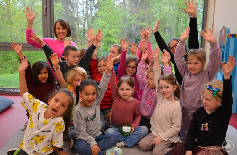 (hinten links) Voller Freude nimmt Simone Huber die Spendensumme der Kindergartenkinder der St. Magdalena Kinderkrippe in Waldkirchen, gemeinsam mit Einrichtungsleiterin Daniela Weiß, entgegen.