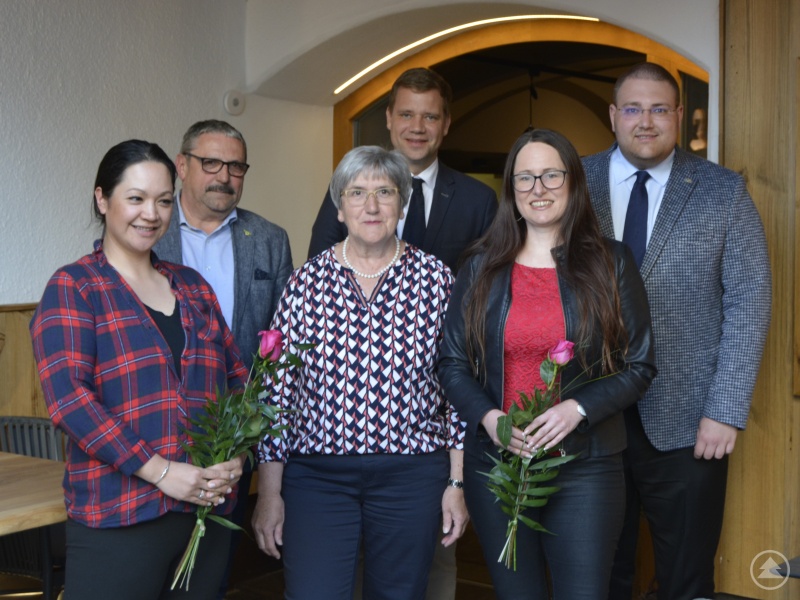 Blumengruß für die Neumitglieder: Flankiert von Bürgermeister Dr. Olaf Heinrich (3. v. re.), CSUOrtsvorsitzendem Otto Christoph (2. v. li.) und JU-Ortsvorsitzendem Christoph Weishäupl (1. v. re.) hieß FUOrtsvorsitzende Johanna Kössl (3. v. li.) die beiden Neumitglieder Jaroslava Pongratz (2. v. re.) und Christine  Knaus (1. v. li.) im Ortsverband willkommen.