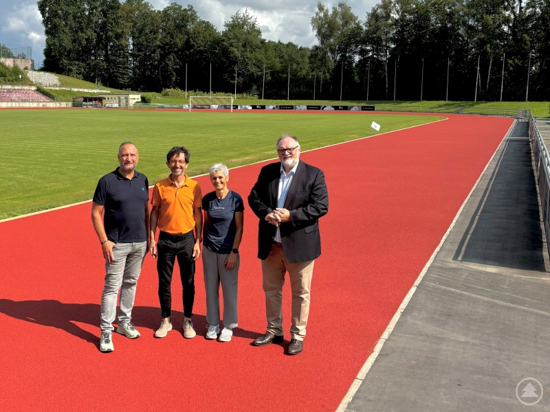Oberbürgermeister Jürgen Dupper (von rechts) freut sich mit den Vorsitzenden des Leichtathletikvereins LAC Passau Elke Eisenreich, Klaus Hammer-Behringer und Christian Geier von der Dienststelle Schulen und Sport über die neue Laufbahn im Dreiflüssestadion
