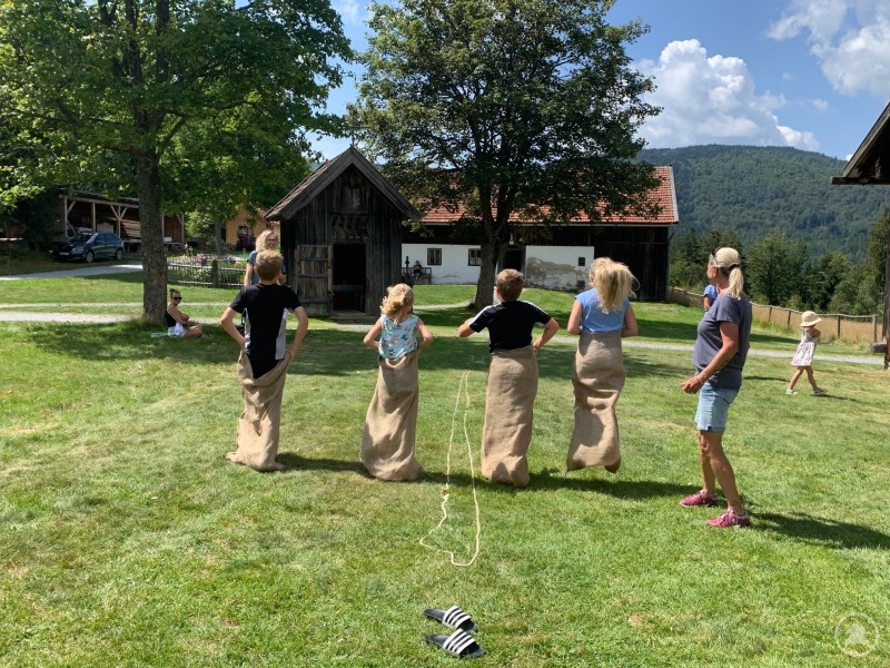 Immer wieder beliebt: Sackhüpfen auf der Museumsrennbahn